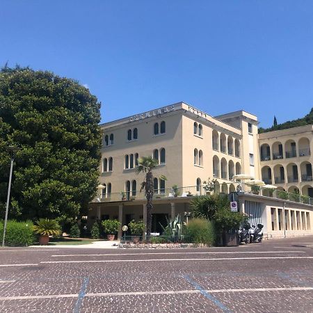 Hotel Terminus Garda  Esterno foto