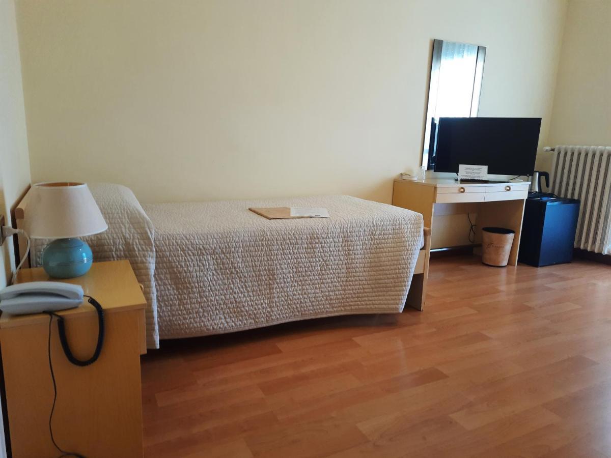 Hotel Terminus Garda  Esterno foto