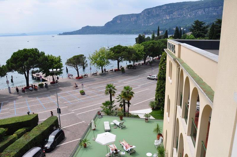 Hotel Terminus Garda  Esterno foto
